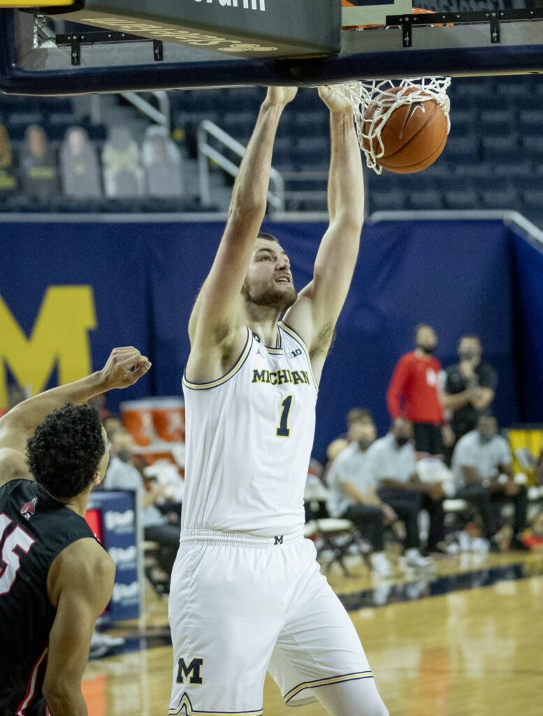 Hunter Dickinson playing for Michigan during a college game.