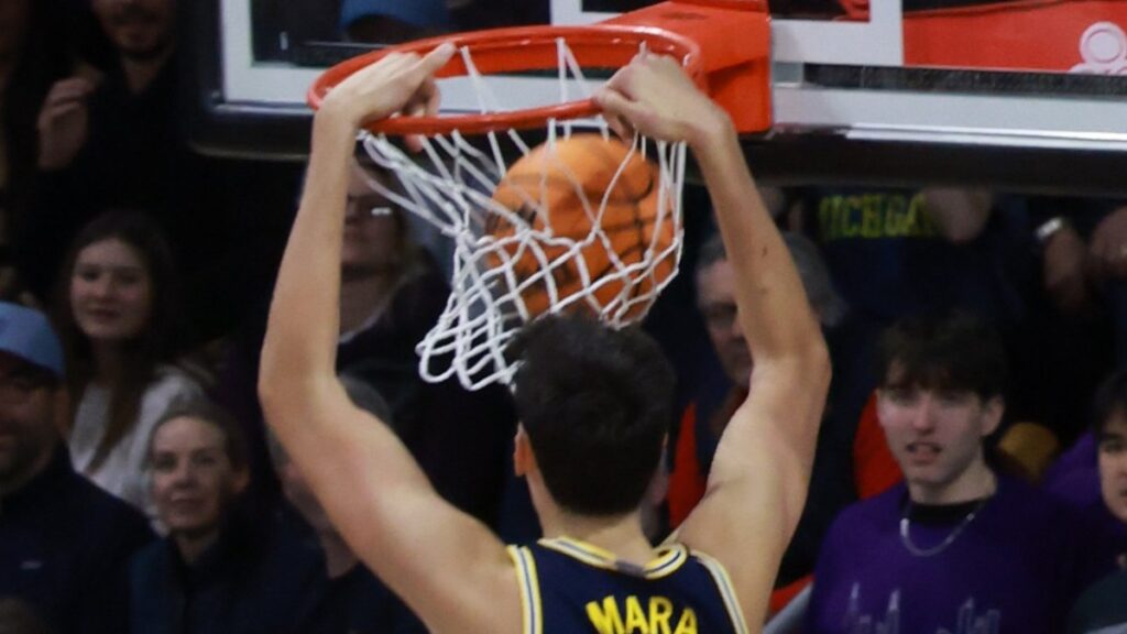 Aday Mara dunking in a Michigan uniform