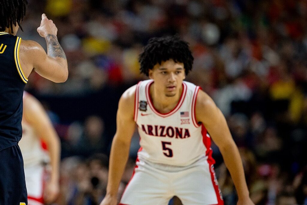 Brayden Burries in a white Arizona No. 5 jersey in a defensive stance