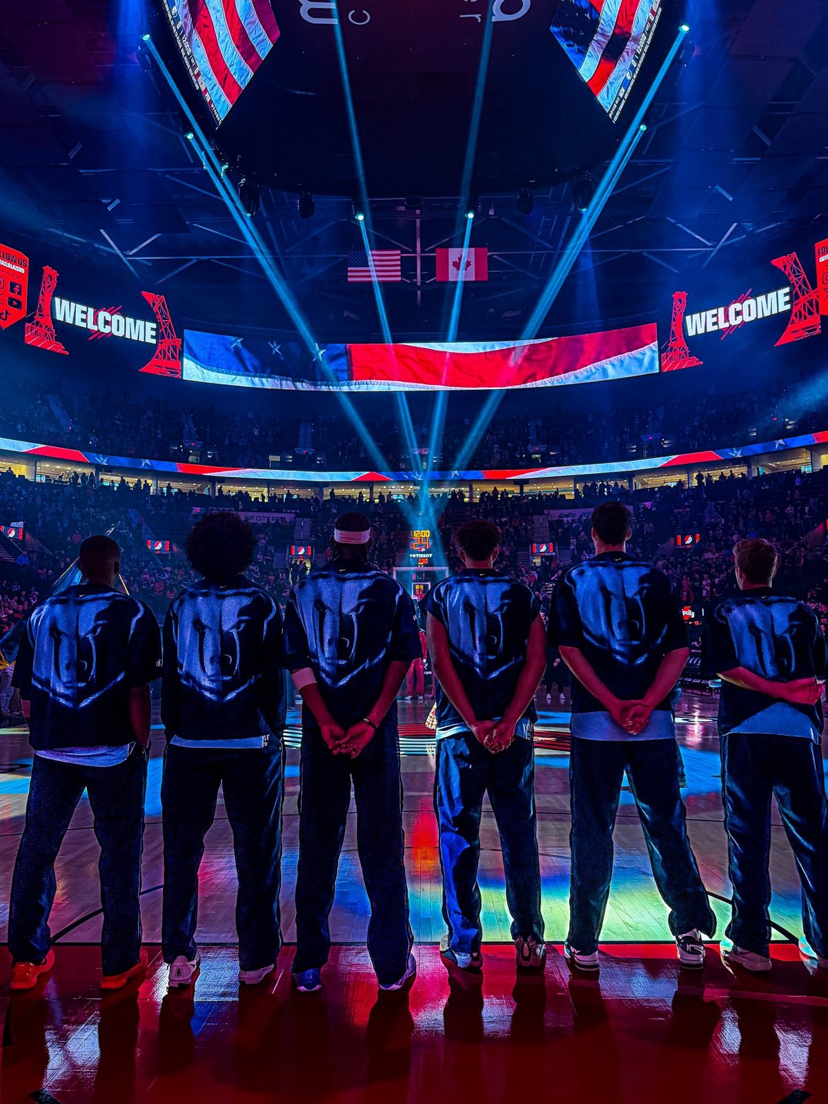 Grizzlies players before tipoff