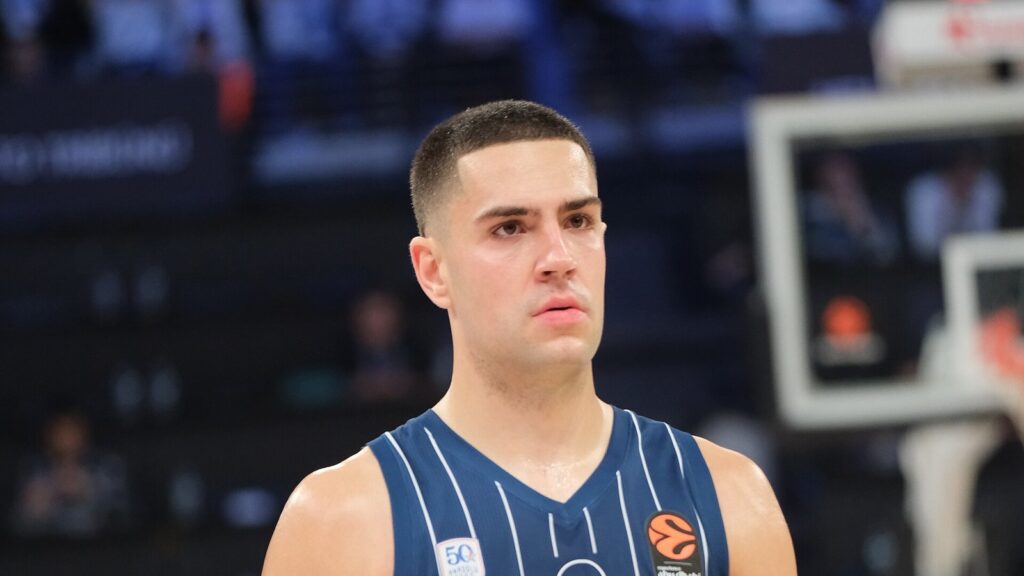 Cole Swider in an Anadolu Efes uniform during a EuroLeague game