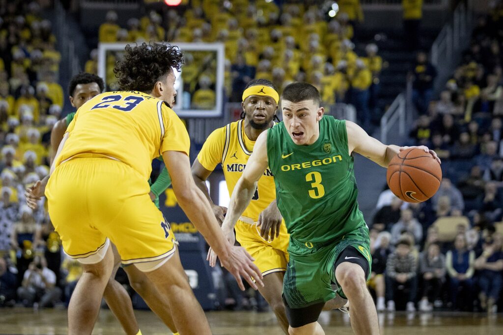 Payton Pritchard dribbling up the floor in a green Oregon Ducks uniform during a college game