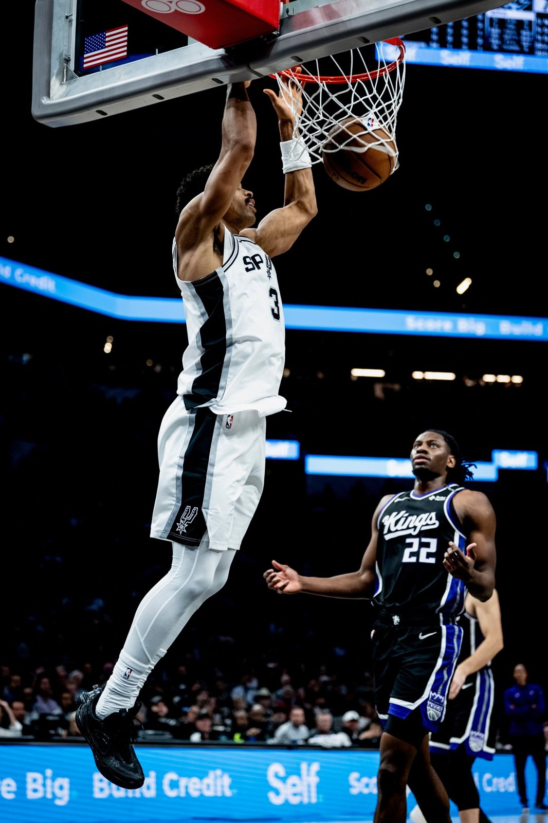 Victor Wembanyama dunks against the Sacramento Kings