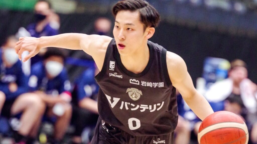 Yuki Kawamura dribbling in a Yokohama B-Corsairs uniform